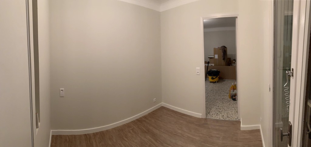 Rénovation complète appartement - photo après rénovation - photo de la nouvelle chambre avec pose de nouvelles cloisons, des menuiseries intérieures, des enduits et peinture