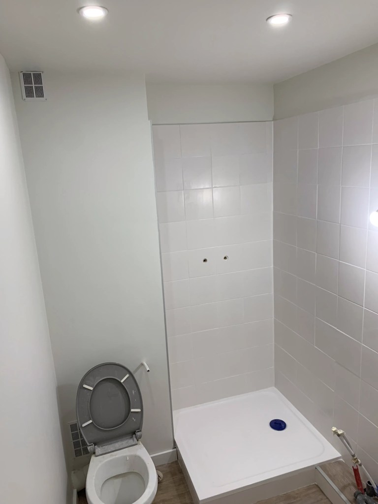 Photo après rénovation de la salle de bain avec la réalisation des enduits et peintures ainsi que la pose du carrelage