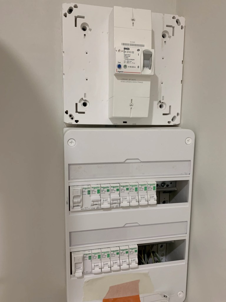 Rénovation électricité - Ici la remise aux normes de l'électricité de l'appartement et le remplacement du tableau électrique