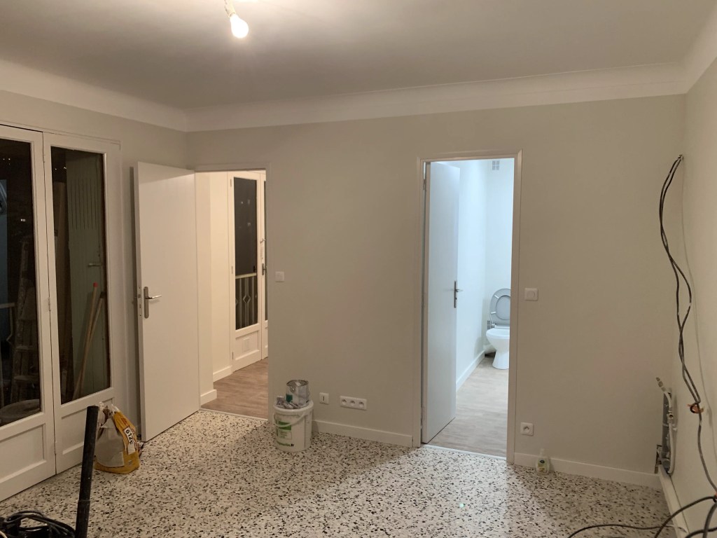 Photo après rénovation de la pièce principale avec la réalisation des peintures, de la mise aux normes de l'électricité, du montage des nouvelles cloisons et menuiseries intérieures